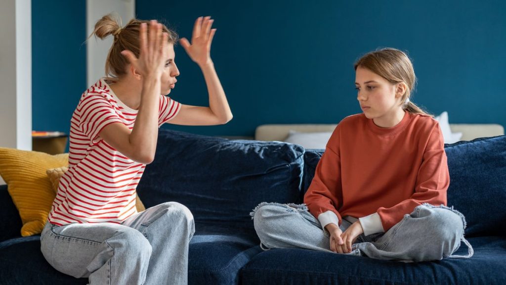 17 Unmistakable Signs of Trashy Parenting Exposed Mother and disappointed with her child MSN