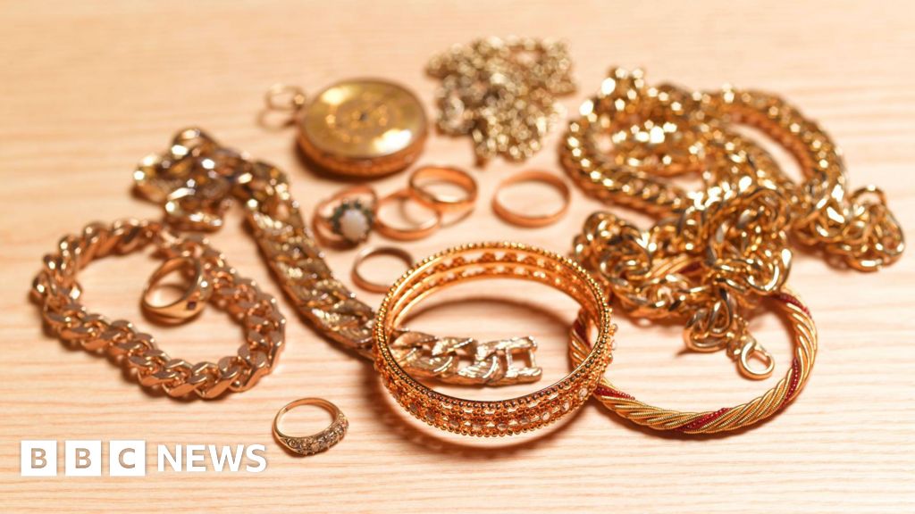 Demand for online jewellery boosts December retail sales Demand for online jewellery boosts December retail sales