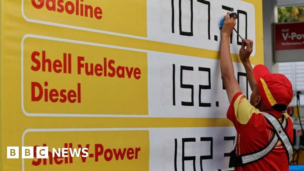 Oil price fluctuates ahead of Trump's Iran deal deadline Oil price fluctuates ahead of Trump's Iran deal deadline