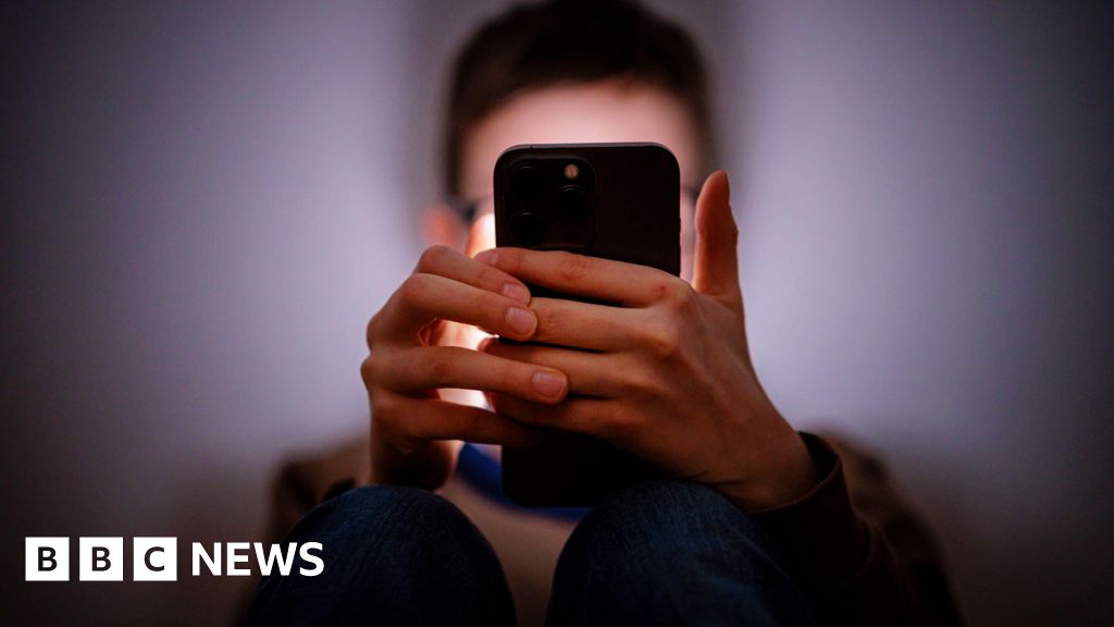 Starmer tells Apple and Google to ban nude images on children's phones Starmer tells Apple and Google to ban nude images on children's phones